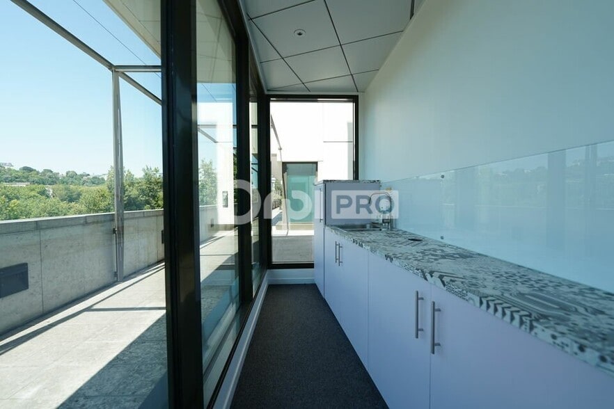 Office in Lyon for lease - Building Photo - Image 3 of 12