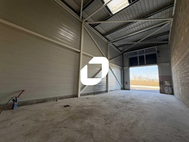 Flex in Méré for lease - Interior Photo - Image 2 of 2