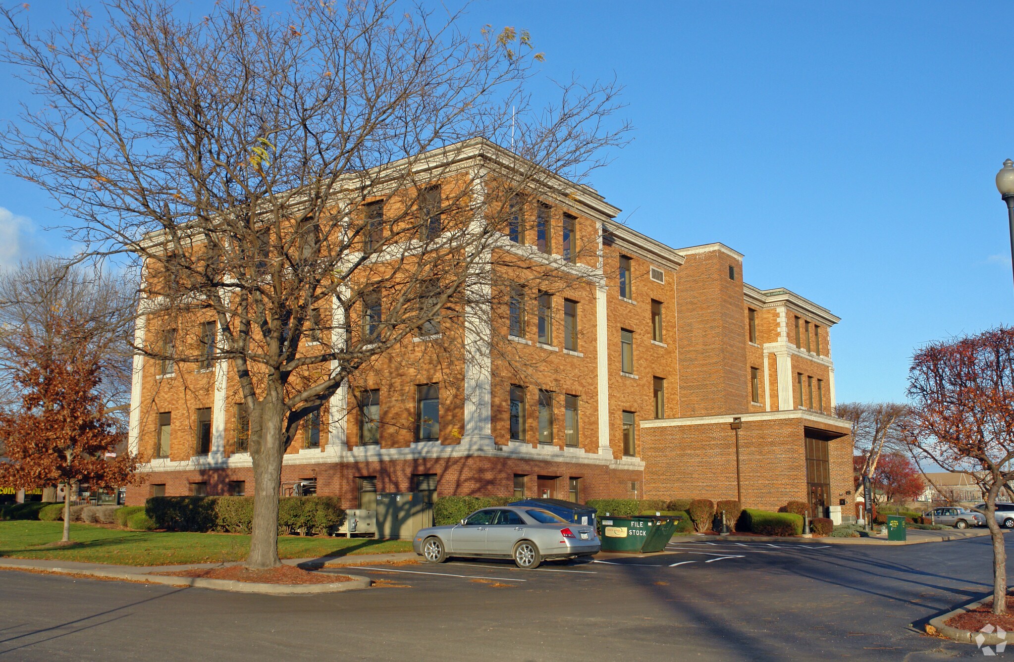 2117 State St, Bettendorf, IA 52722 Alter Building