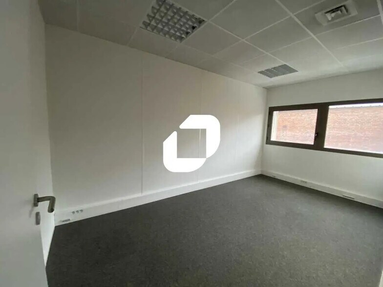 Office in Bordeaux for lease - Interior Photo - Image 2 of 4
