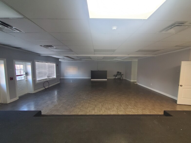 140 W Main St, East Islip, NY for lease - Interior Photo - Image 2 of 11