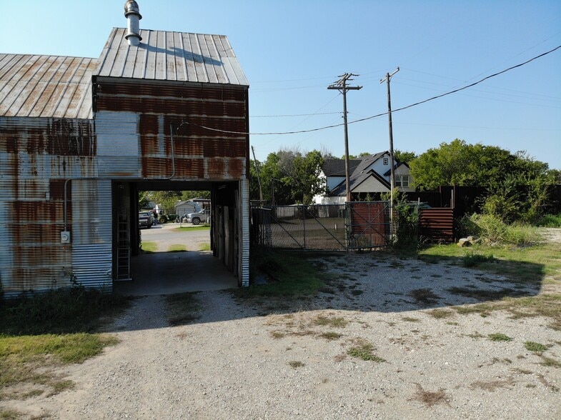 207 Avenue A, Ferris, TX for sale - Building Photo - Image 3 of 10