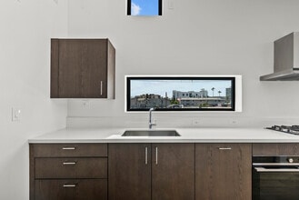 5617 Klump Ave, North Hollywood, CA for lease Interior Photo- Image 2 of 9