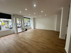 Retail in Paris for lease Interior Photo- Image 2 of 6