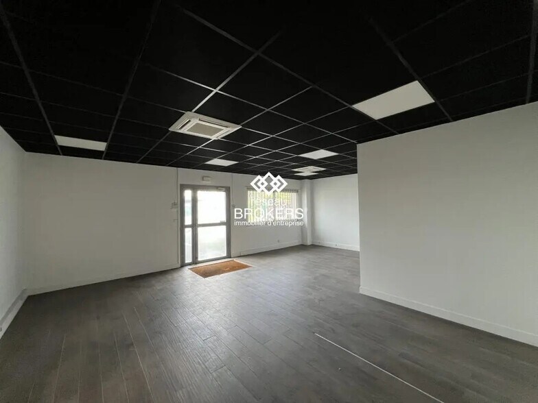 Retail in Les Ulis for lease - Interior Photo - Image 3 of 9