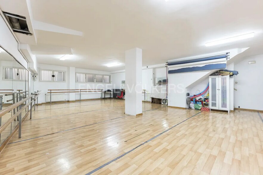 Amplio locales cerca de la Plaza Lesseps portfolio of 2 properties for sale on LoopNet.com - Interior Photo - Image 1 of 25