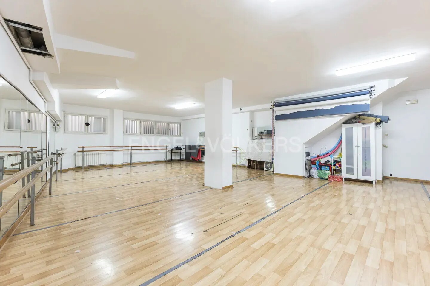 Amplio locales cerca de la Plaza Lesseps portfolio of 2 properties for sale on LoopNet.com Interior Photo- Image 1 of 26