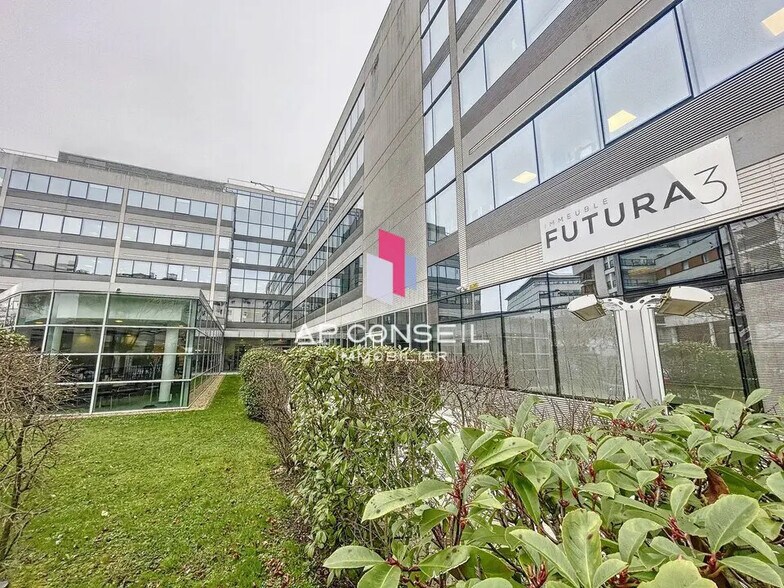 Office in Montigny-le-Bretonneux for lease - Building Photo - Image 1 of 4