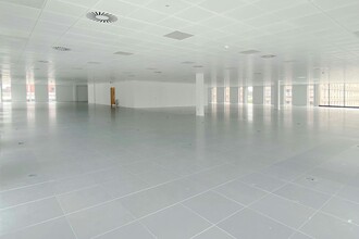 Basing Vw, Basingstoke for lease Interior Photo- Image 1 of 3