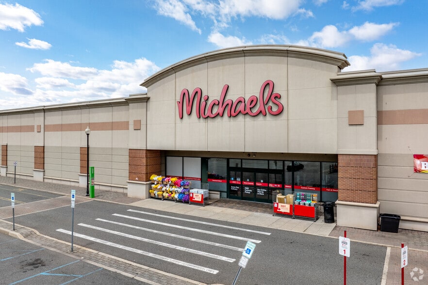 400 Mill Creek Dr, Secaucus, NJ for lease - Building Photo - Image 3 of 7