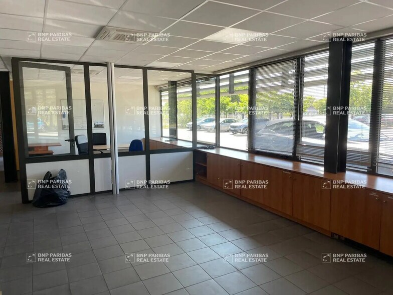 Flex in Carbon-Blanc for lease - Interior Photo - Image 1 of 12