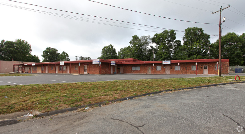 2921-2937 Gibbon Rd, Charlotte, NC for lease - Primary Photo - Image 1 of 7