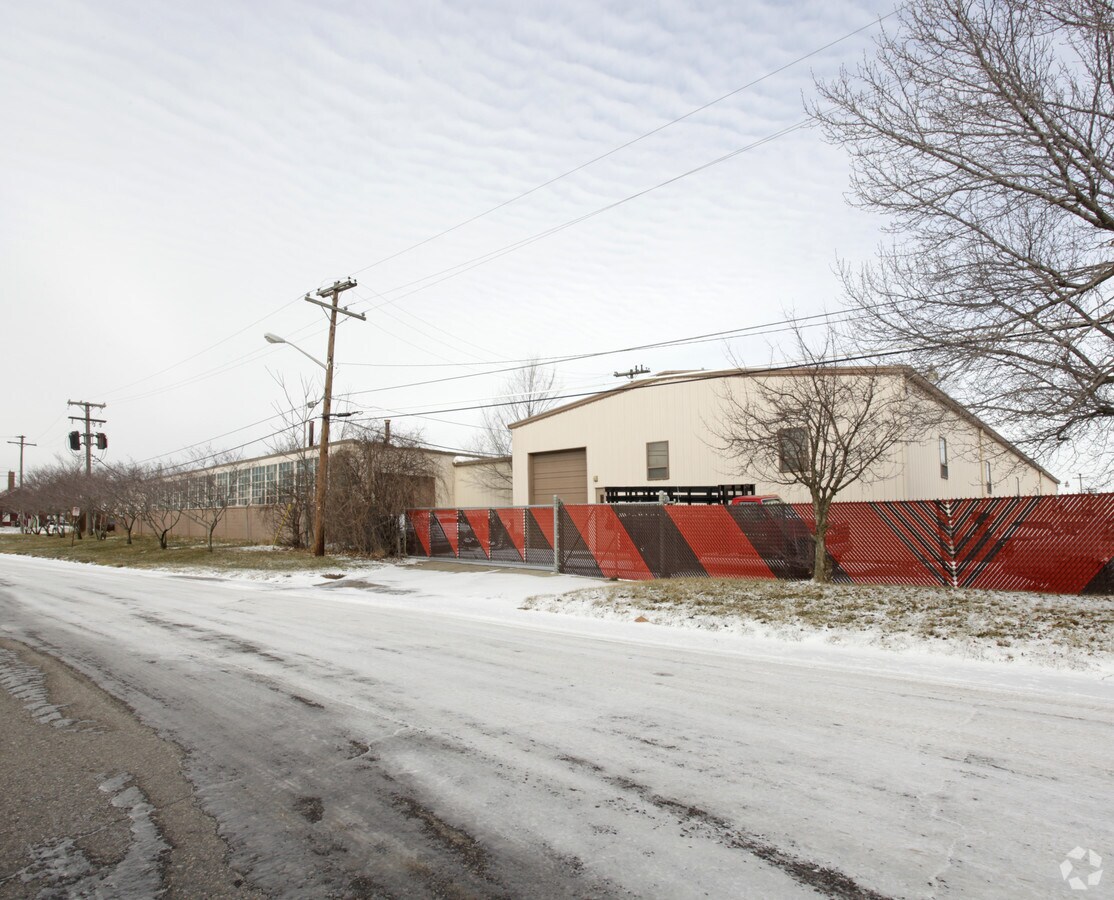 12360 Beech Daly Rd, Redford, MI 48239