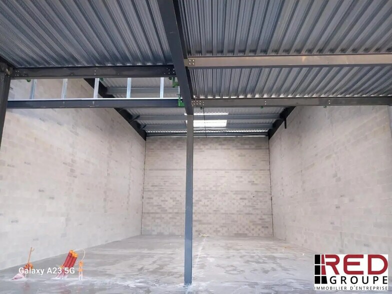 Industrial in Marignane for sale - Building Photo - Image 2 of 11