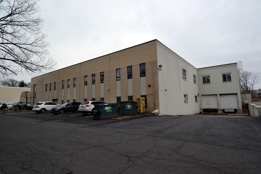 1039 Hoyt Ave, Ridgefield, NJ 07657