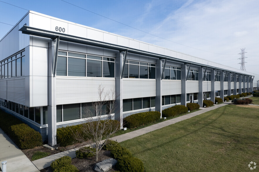 600 Meadowlands Pky, Secaucus, NJ for lease - Building Photo - Image 1 of 6