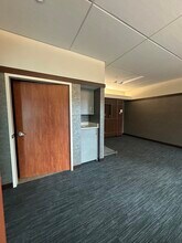 1000 140th St W, Burnsville, MN for lease Interior Photo- Image 2 of 21