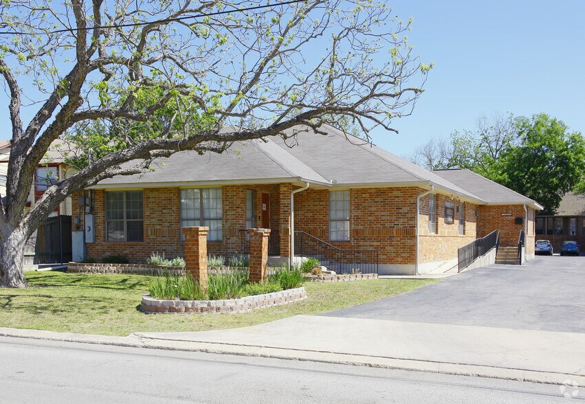 1004 Mission Dr, New Braunfels, TX 78130