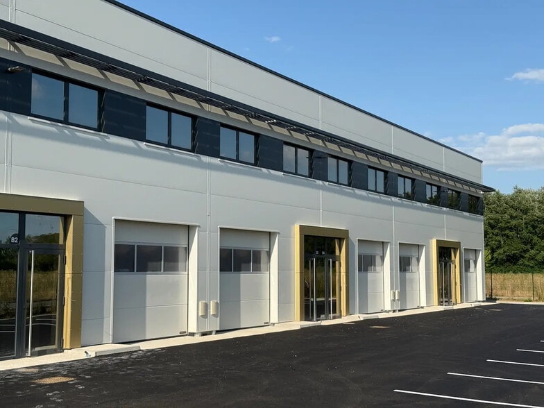 5 Rue Clément Ader, Saint-Pierre-du-Perray for lease - Building Photo - Image 2 of 20