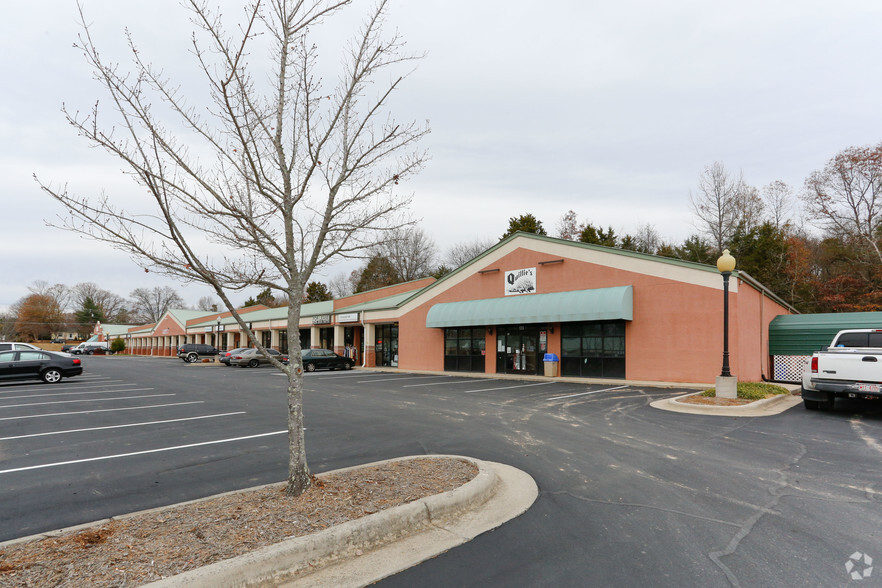 110-176 Vandiver Dr, Lincolnton, NC for lease - Building Photo - Image 1 of 2