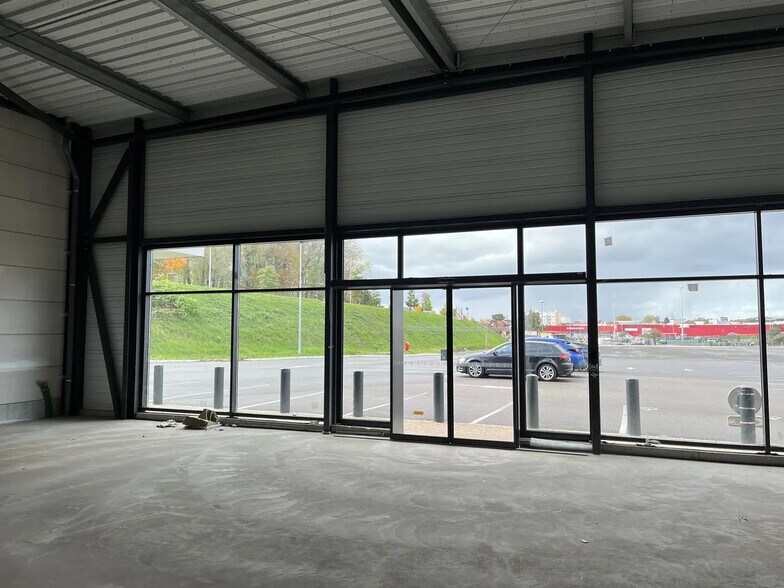 Retail in Scionzier for lease - Building Photo - Image 1 of 3