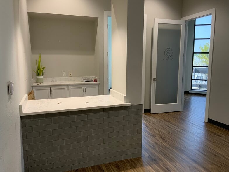 320 S Oak St, Roanoke, TX for lease - Building Photo - Image 3 of 19