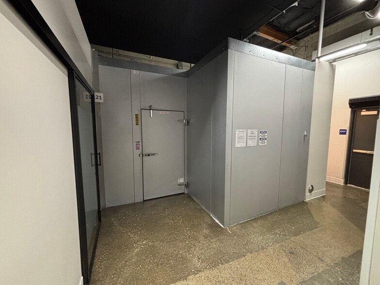 17531 Griffin Ln, Huntington Beach, CA for lease - Building Photo - Image 3 of 19