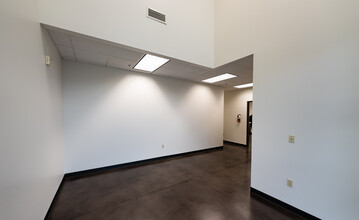 17721 NE Riverside Pky, Portland, OR for lease Building Photo- Image 1 of 6