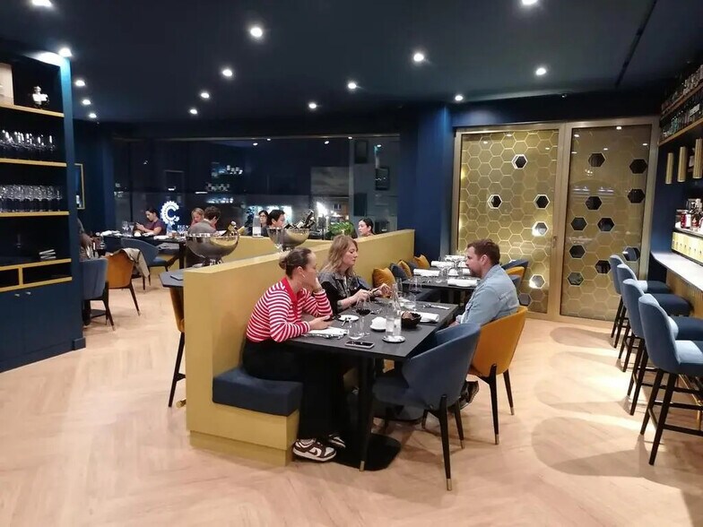 Retail in Bordeaux for lease - Building Photo - Image 2 of 4