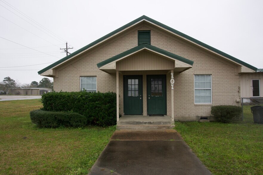 101 Tower St, Anahuac, TX for sale - Building Photo - Image 1 of 1