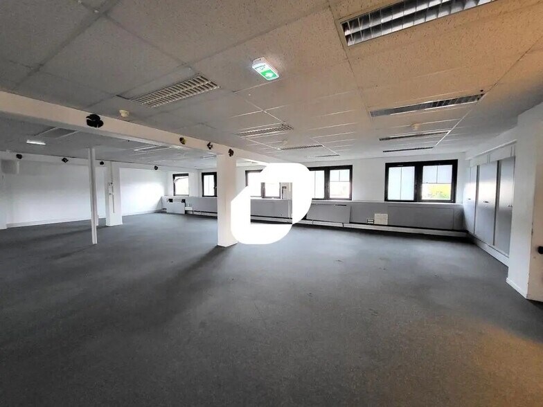 Place De La République, Croix for sale - Building Photo - Image 2 of 7