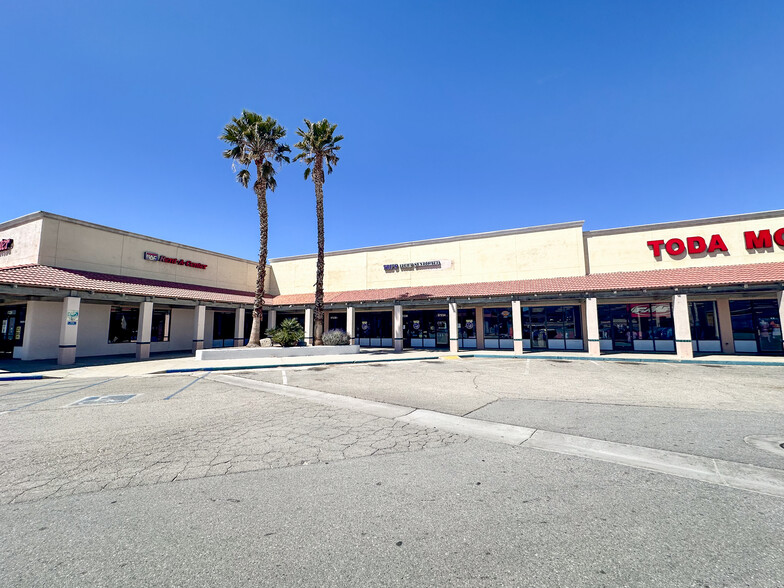 57200-57274 29 Palms Hwy, Yucca Valley, CA for lease - Building Photo - Image 1 of 19