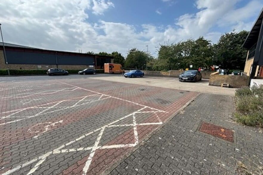 Grafton Way, Basingstoke for lease - Building Photo - Image 3 of 3