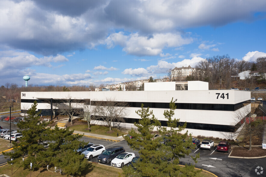 741 Northfield Ave, West Orange, NJ for lease - Building Photo - Image 1 of 5