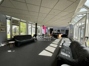 Office in Versailles for lease Interior Photo- Image 2 of 2