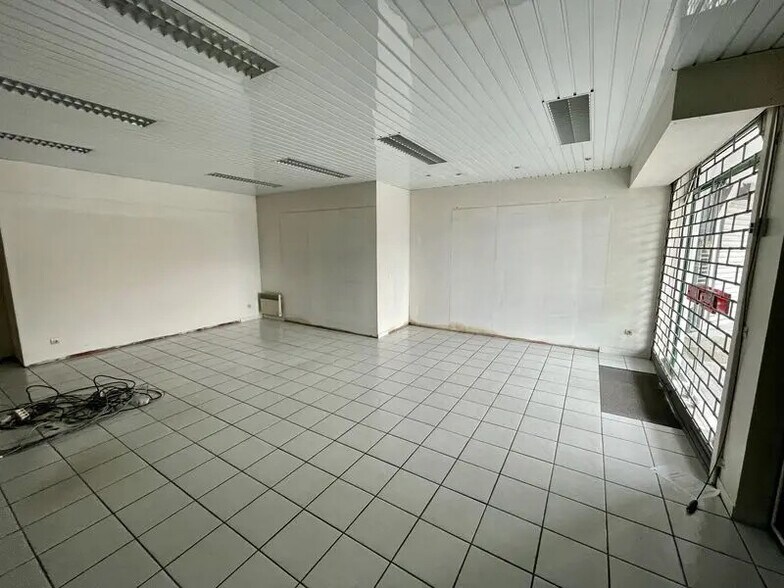 Retail in Petit-Couronne for lease - Interior Photo - Image 2 of 10