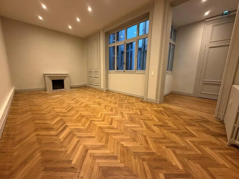 Office in Bordeaux for lease - Interior Photo - Image 3 of 4