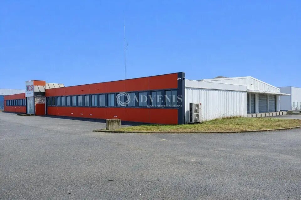 Flex in Ingré for lease Building Photo- Image 1 of 13