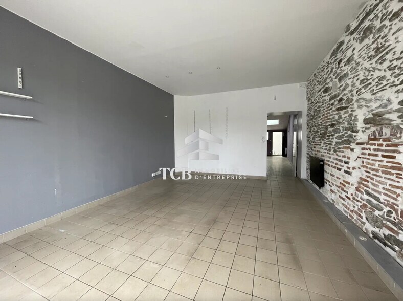 Retail in Nantes for lease - Interior Photo - Image 2 of 3