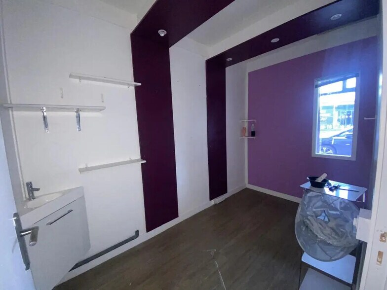 Retail in Versailles for lease - Interior Photo - Image 3 of 7