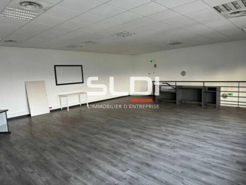 Flex in Saint-Quentin-Fallavier for lease - Interior Photo - Image 3 of 8