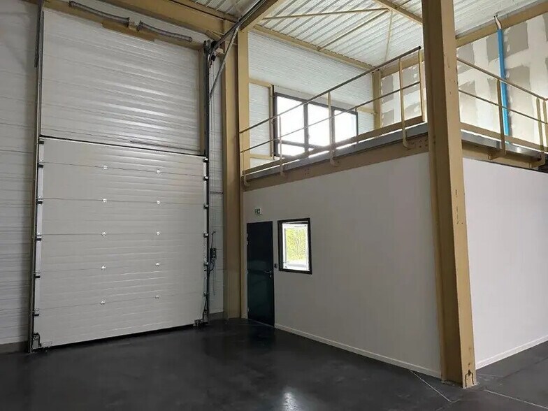 Flex in Bourgoin-Jallieu for sale - Building Photo - Image 3 of 6