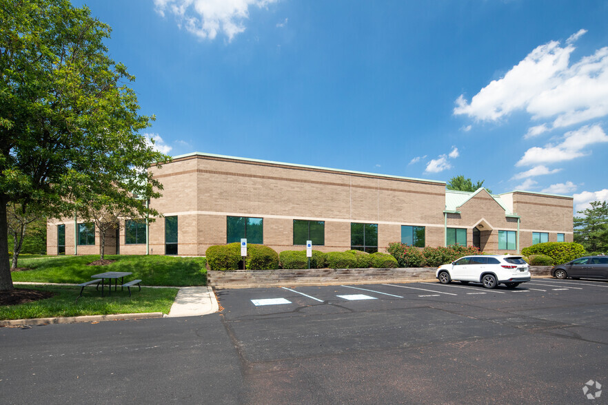 800 Town Center Dr, Langhorne, PA for lease - Building Photo - Image 2 of 24