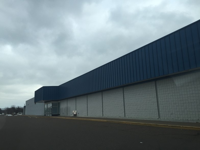 409 E Prairie View Rd, Chippewa Falls, WI for sale - Building Photo - Image 1 of 1