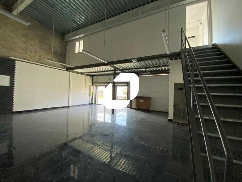 Office in Villeneuve-la-Garenne for lease - Building Photo - Image 2 of 12