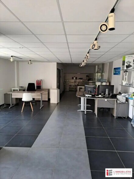 Retail in Fougères for lease - Interior Photo - Image 2 of 9