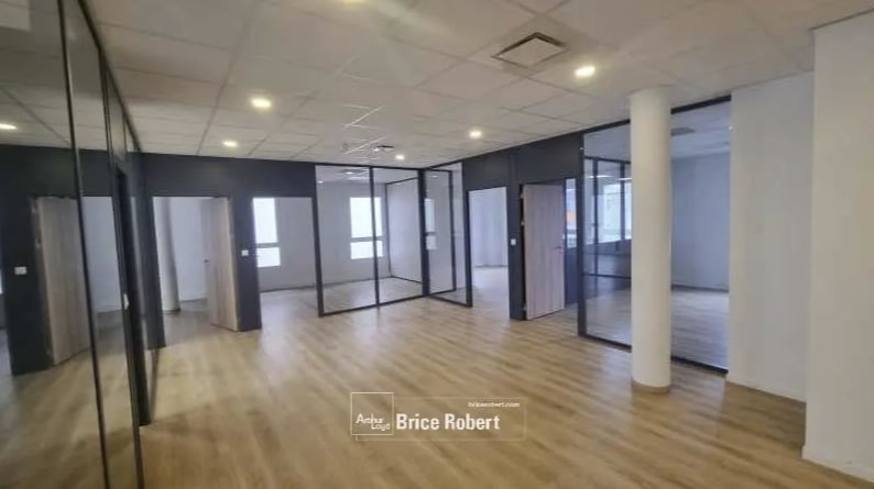 Office in Dardilly for lease Interior Photo- Image 1 of 5