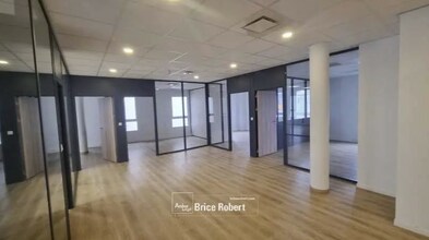 Office in Dardilly for lease Interior Photo- Image 1 of 5