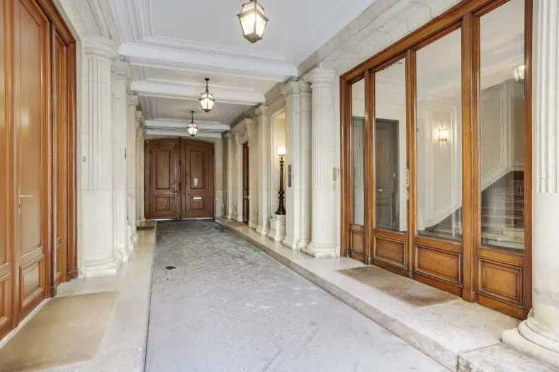 Office in Paris for lease Lobby- Image 1 of 2