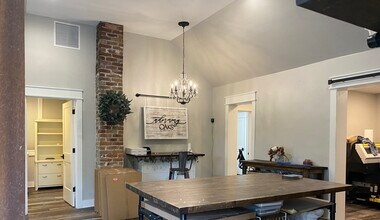 1002 E 106th St, Indianapolis, IN for lease Interior Photo- Image 1 of 13